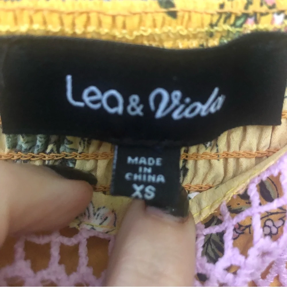 Lea & Viola overlay puff sleeve cropped top.